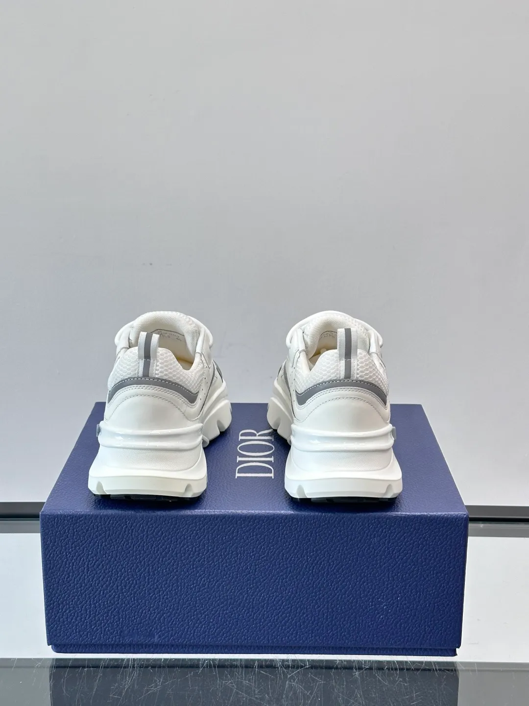 Men's shoes 💰p520 "Dior" B22 retro jogging shoes, inspired by classic jogging shoes, low-top thick sole design, cow leather + mesh fabric splicing, perfect texture and breathable. The black and white engraved rubber sole has great grip and comfort, and is OK for daily wear or sports! There is an embossed "CD" logo on the side of the shoe, which is low-key and recognizable. Rich colors, black and white, gray and blue, etc., versatile and fashionable, loved by European and American hip-hop circles and bloggers, a must-have for trendy wear size: 39-44 (customized at 45.46)